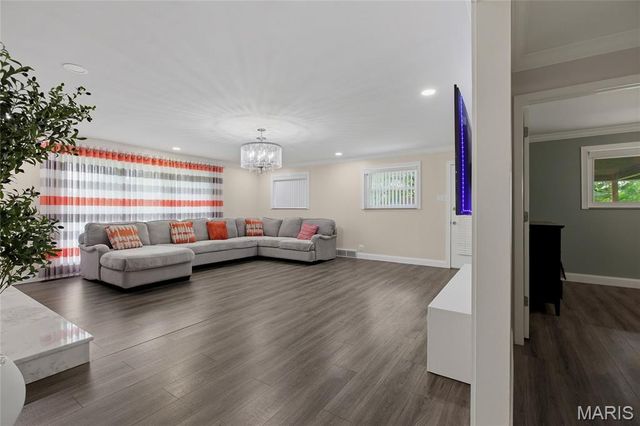 9443 Oakwood Manor Lane, Sunset Hills, MO 63126