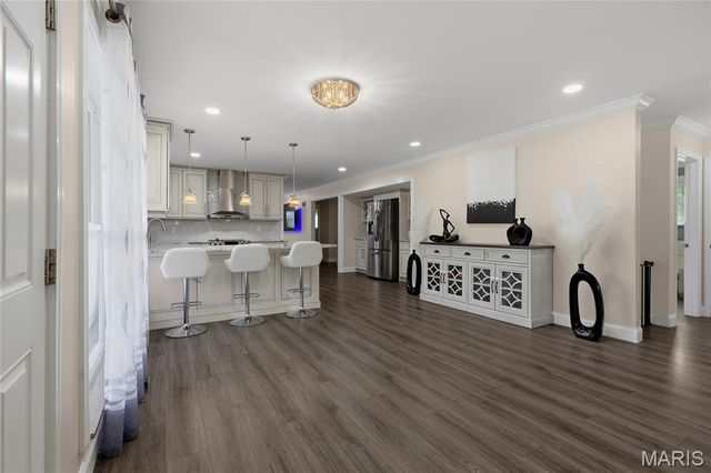 9443 Oakwood Manor Lane, Sunset Hills, MO 63126