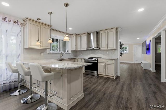9443 Oakwood Manor Lane, Sunset Hills, MO 63126