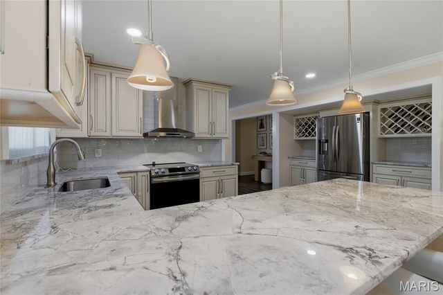 9443 Oakwood Manor Lane, Sunset Hills, MO 63126