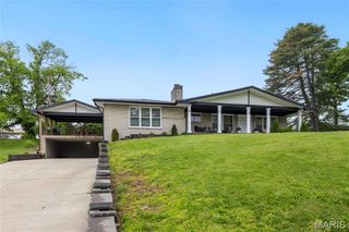 9443 Oakwood Manor Lane, Sunset Hills, MO 63126