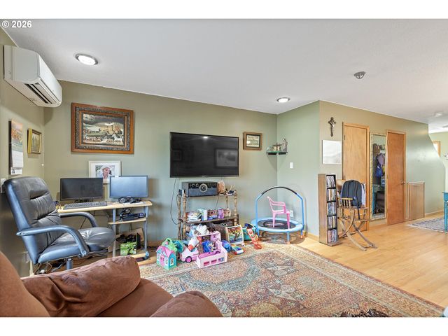 1508 Ne HOGAN Dr, Gresham, OR 97030