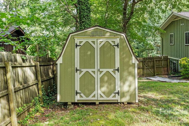 3017 Chestnut Tree Road, Hendersonville, NC 28792