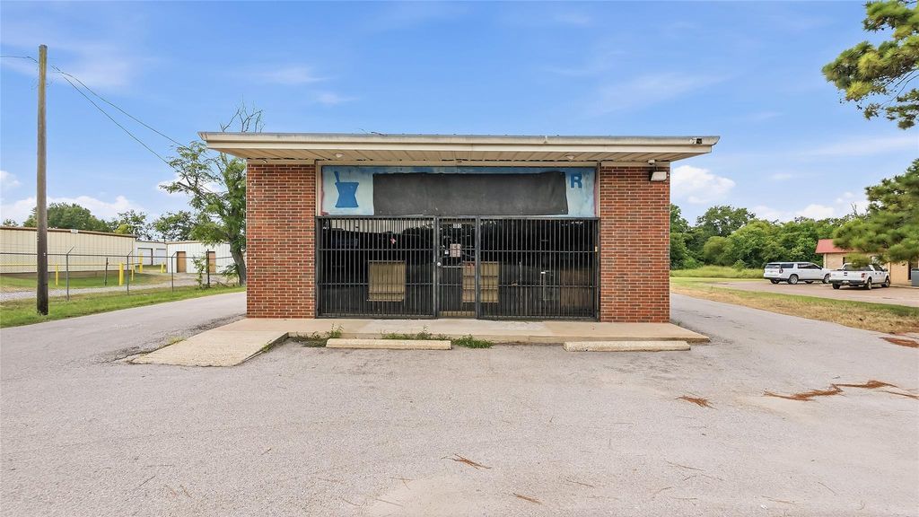 810 South State Street, Madisonville, TX 77864 — photo 2