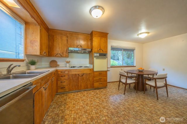 19526 53rd Avenue NE, Lake Forest Park, WA 98155