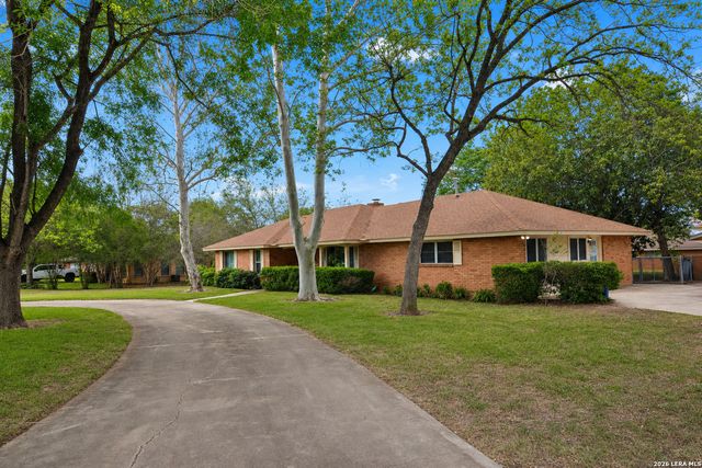 608 F ST, Floresville, TX 78114