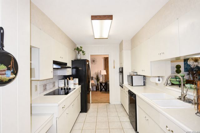 608 F ST, Floresville, TX 78114