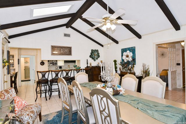 608 F ST, Floresville, TX 78114