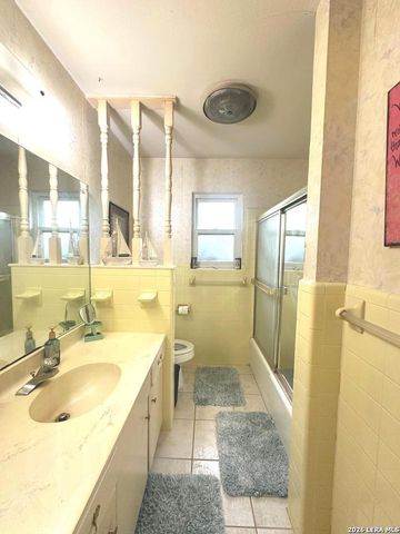 608 F ST, Floresville, TX 78114