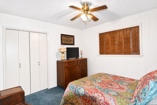 608 F ST, Floresville, TX 78114
