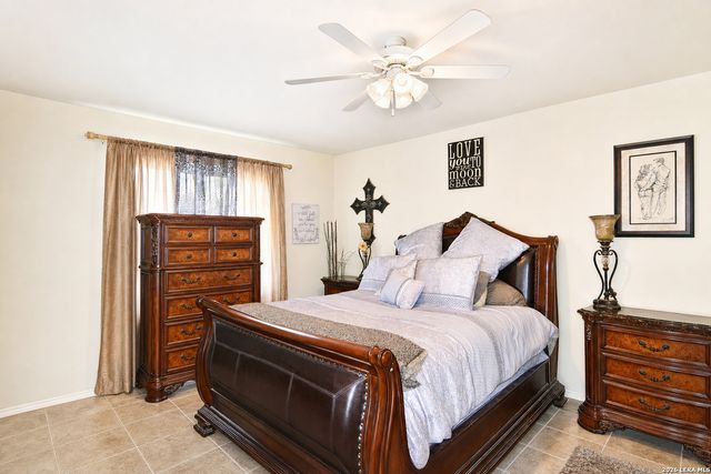 608 F ST, Floresville, TX 78114