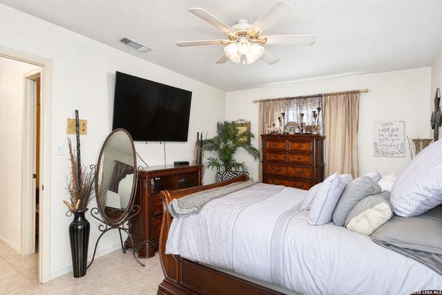 608 F ST, Floresville, TX 78114