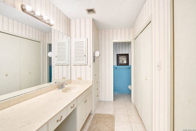 608 F ST, Floresville, TX 78114