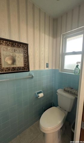 608 F ST, Floresville, TX 78114
