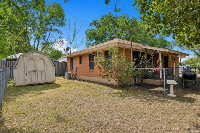 608 F ST, Floresville, TX 78114