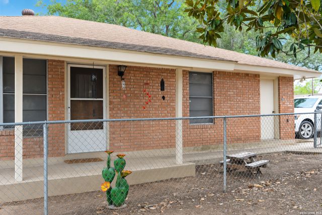 608 F ST, Floresville, TX 78114