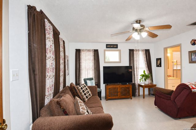 608 F ST, Floresville, TX 78114