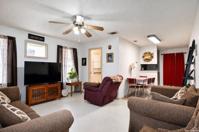 608 F ST, Floresville, TX 78114