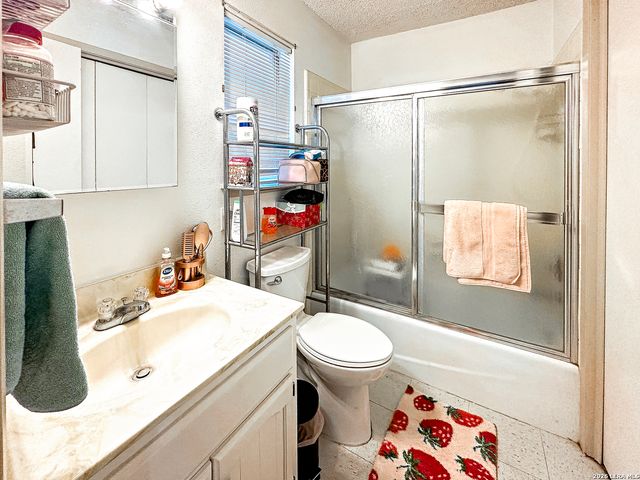 608 F ST, Floresville, TX 78114