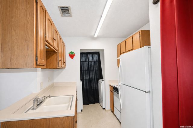 608 F ST, Floresville, TX 78114