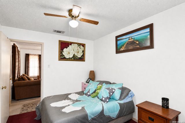 608 F ST, Floresville, TX 78114