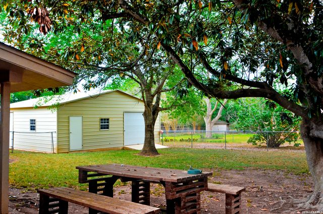 608 F ST, Floresville, TX 78114