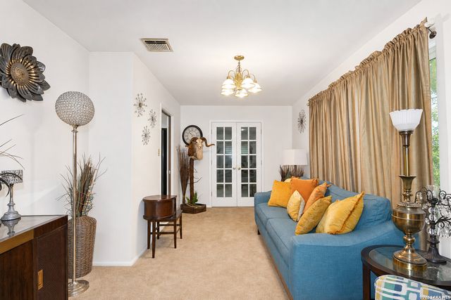 608 F ST, Floresville, TX 78114