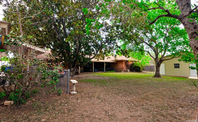 608 F ST, Floresville, TX 78114