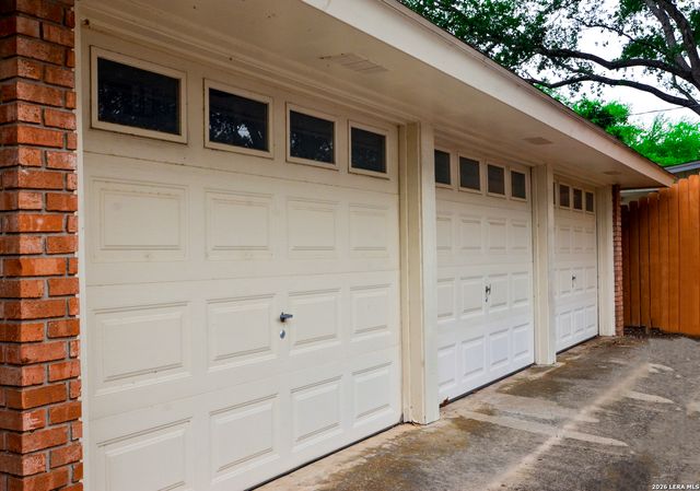 608 F ST, Floresville, TX 78114