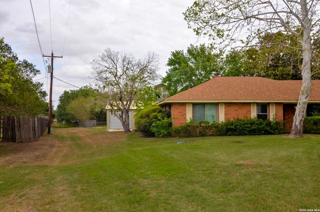 608 F ST, Floresville, TX 78114