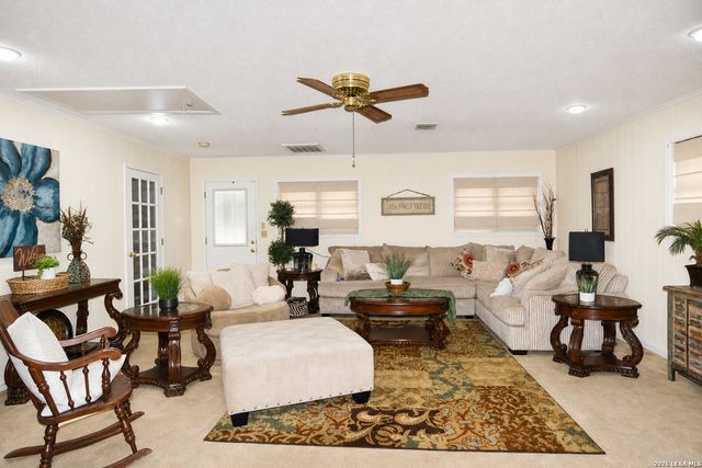 608 F ST, Floresville, TX 78114