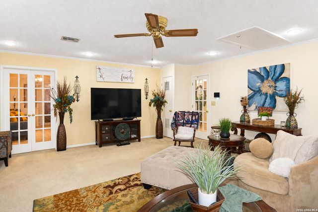 608 F ST, Floresville, TX 78114
