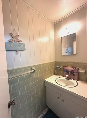 608 F ST, Floresville, TX 78114
