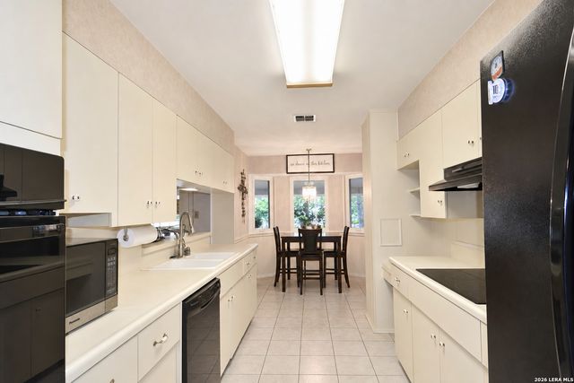 608 F ST, Floresville, TX 78114