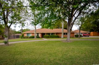 608 F ST, Floresville, TX 78114
