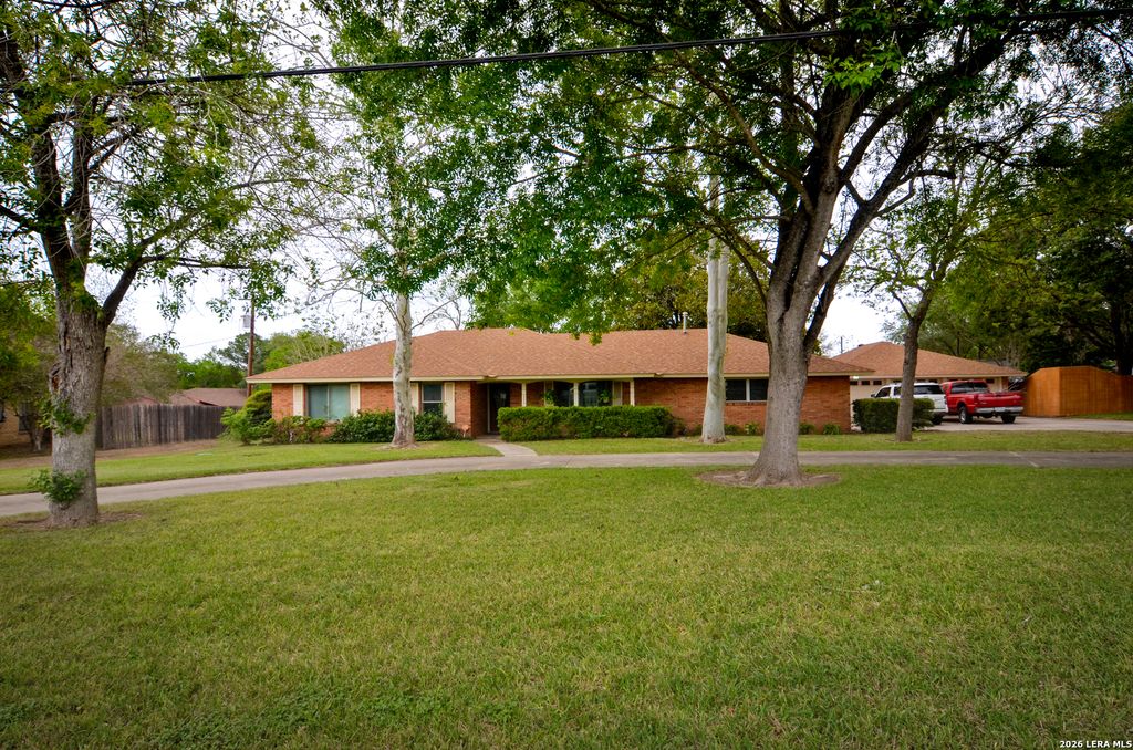 608 F ST, Floresville, TX 78114