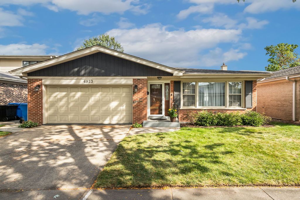 6923 N Chicora Avenue, Chicago, IL 60646