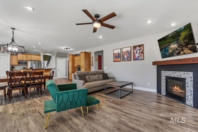 2229 W Rock Creek Dr., Nampa, ID 83686