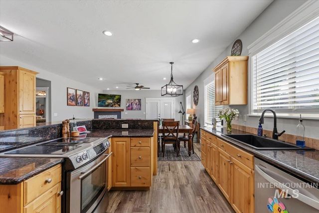 2229 W Rock Creek Dr., Nampa, ID 83686