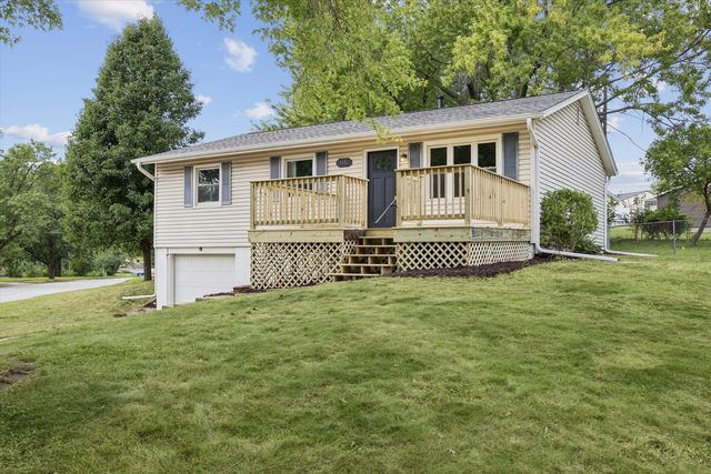 1332 Golden Valley Drive, Bettendorf, IA 52722