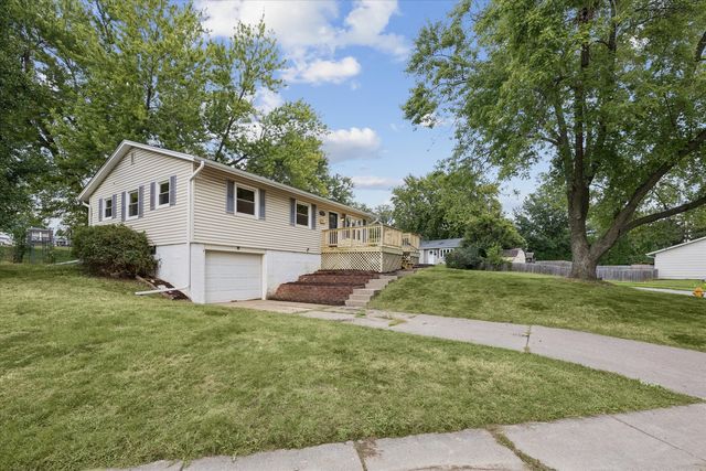 1332 Golden Valley Drive, Bettendorf, IA 52722
