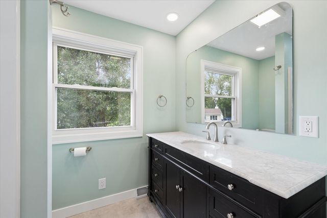 1332 Golden Valley Drive, Bettendorf, IA 52722