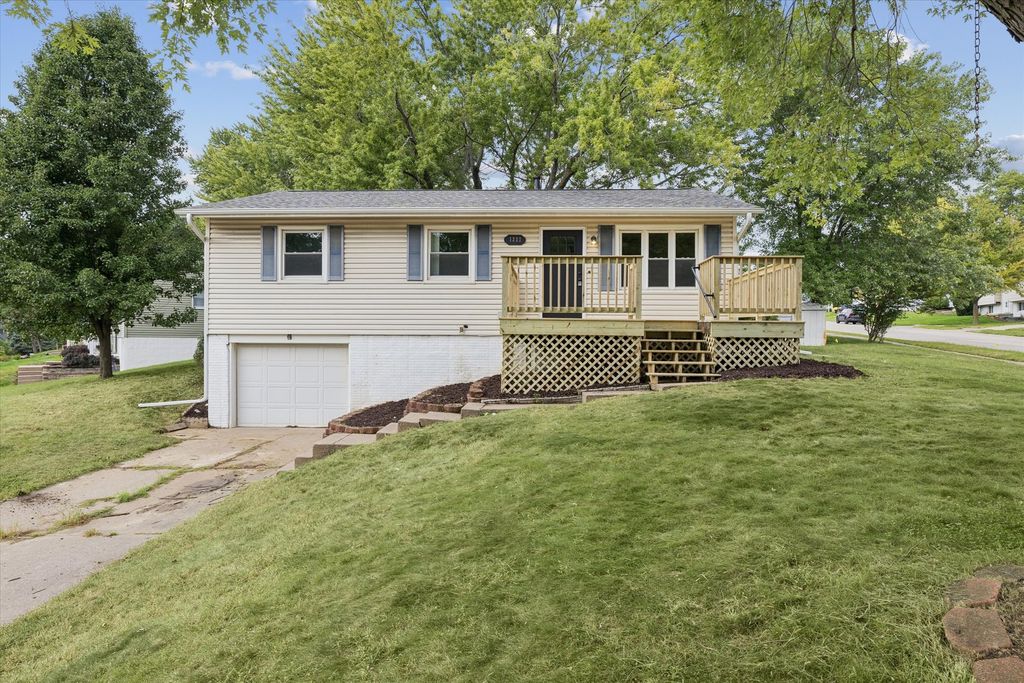 1332 Golden Valley Drive, Bettendorf, IA 52722