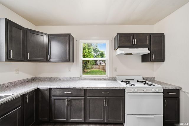 1809 W AYRES Avenue, Peoria, IL 61606