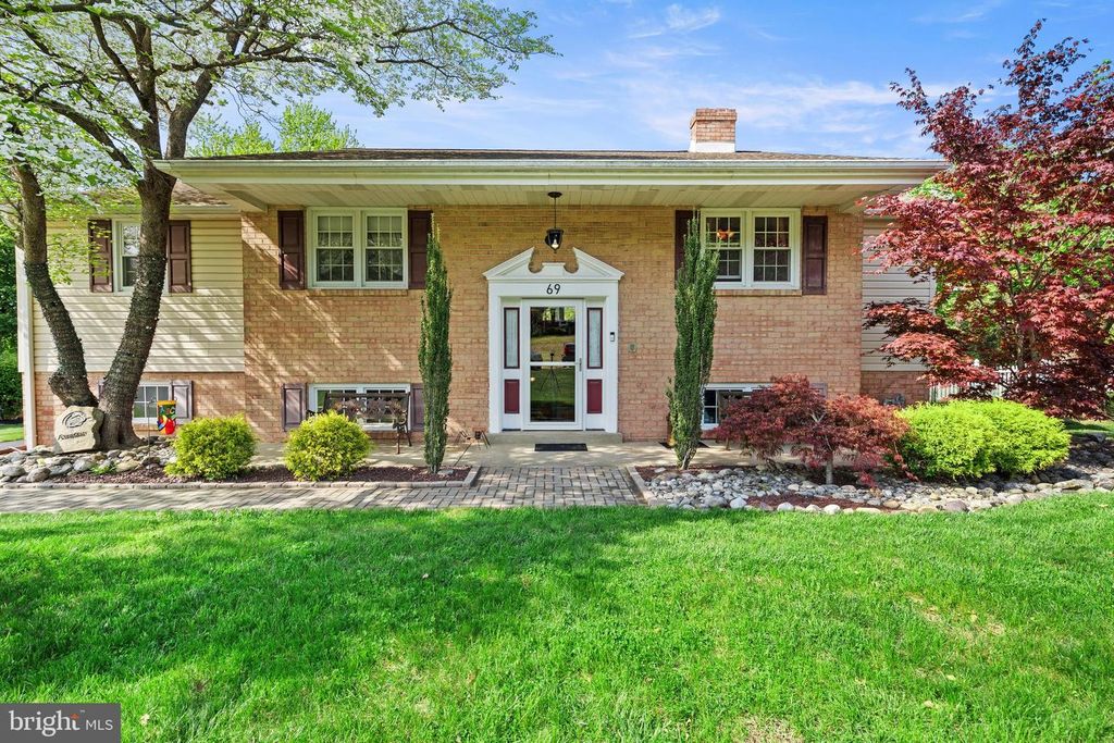 69 CHRISTOPHER DR, Holland, PA 18966