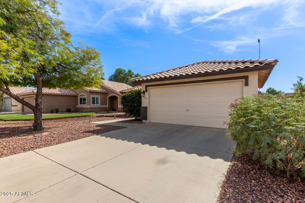 Image 3 of property listing at 16129 W GRANT Street, Goodyear, AZ 85338