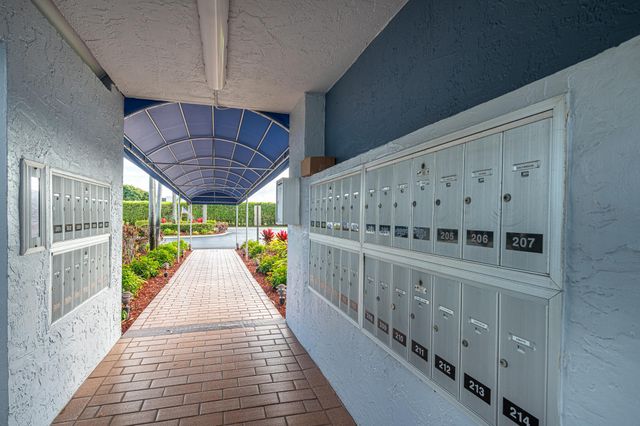 15456 Pembridge Drive 111, Delray Beach, FL 33484