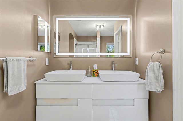 1140 Canella Ln, Hollywood, FL 33019