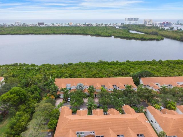 1140 Canella Ln, Hollywood, FL 33019