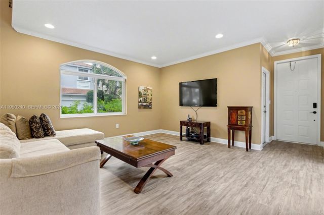 1140 Canella Ln, Hollywood, FL 33019